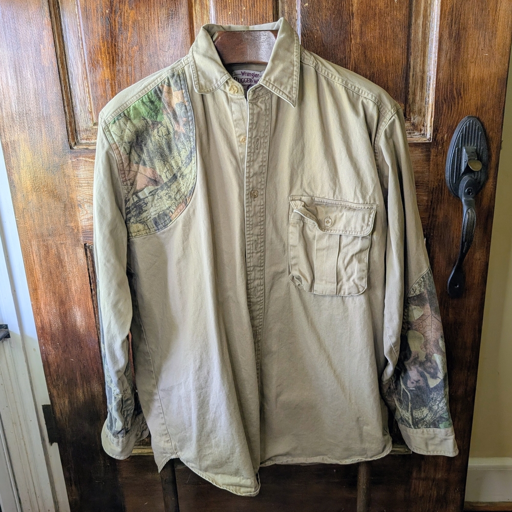 Wrangler Rugged Wear Men's Tan and Camouflage Shirt Jacket Size XL?